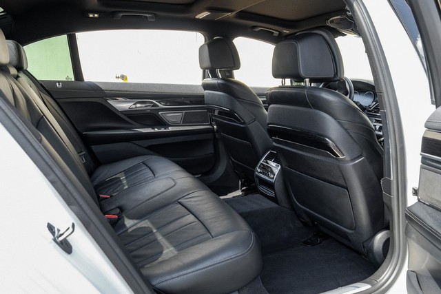 BMW 750i Vehicle Full-screen Gallery Image 41