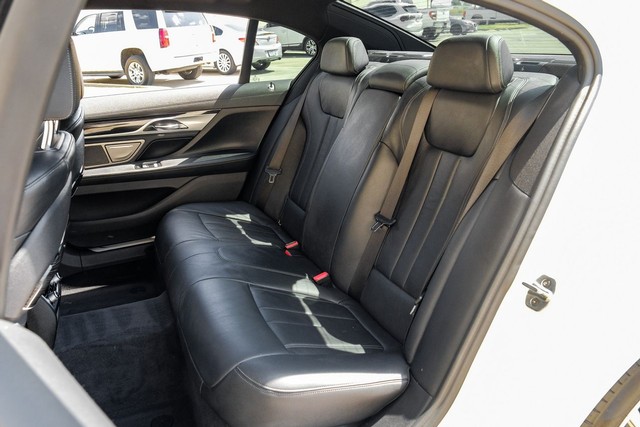 BMW 750i Vehicle Full-screen Gallery Image 44
