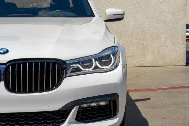 BMW 750i Vehicle Full-screen Gallery Image 55