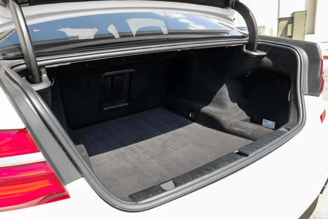 BMW 750i Vehicle Full-screen Gallery Image 60