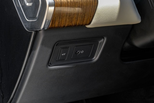 Land Rover Range Rover Sport Vehicle Full-screen Gallery Image 28