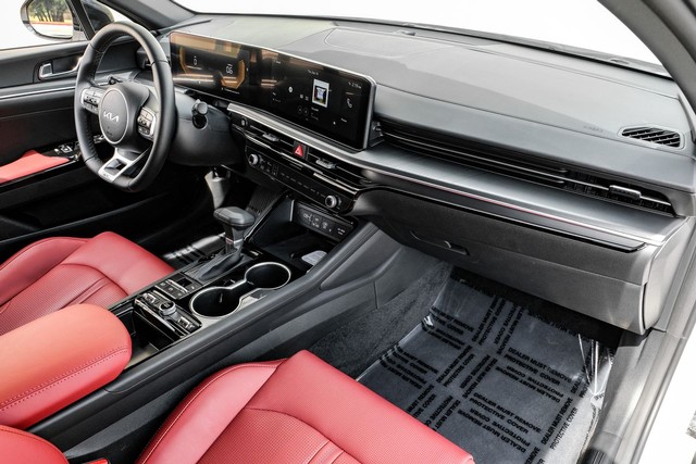 Kia K5 Vehicle Full-screen Gallery Image 09