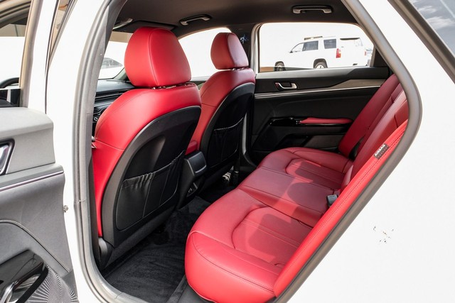 Kia K5 Vehicle Full-screen Gallery Image 32