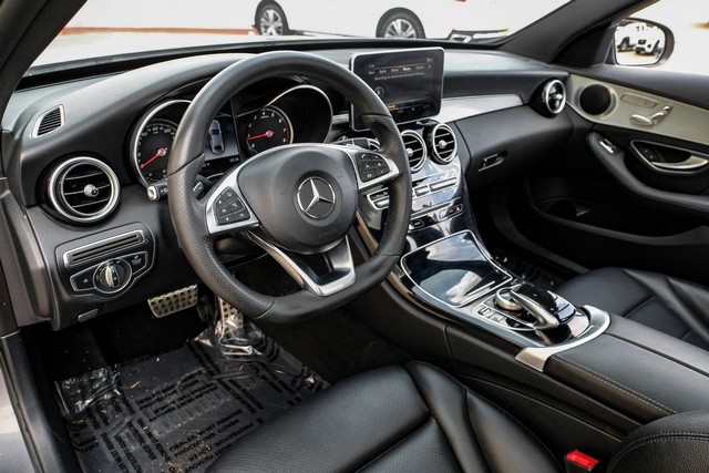Mercedes-Benz C 300 Vehicle Full-screen Gallery Image 02