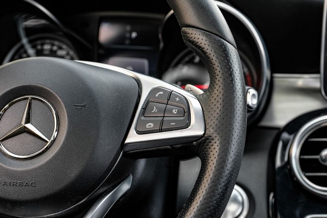 Mercedes-Benz C 300 Vehicle Full-screen Gallery Image 17