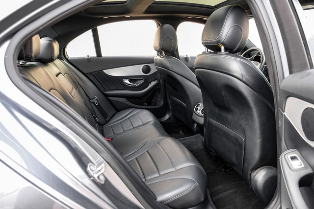 Mercedes-Benz C 300 Vehicle Full-screen Gallery Image 33