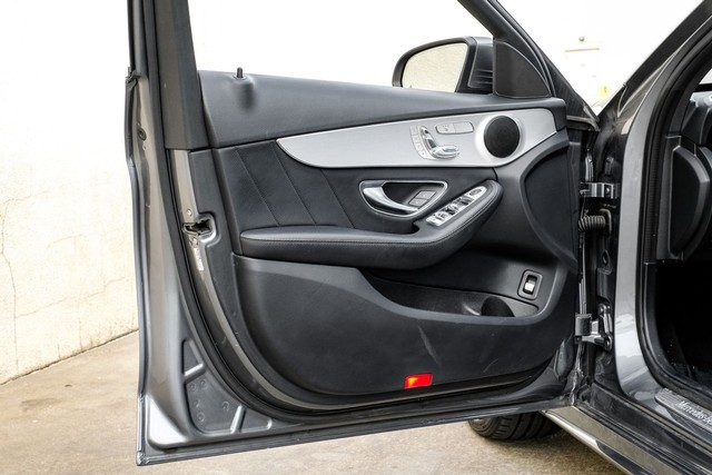 Mercedes-Benz C 300 Vehicle Full-screen Gallery Image 38