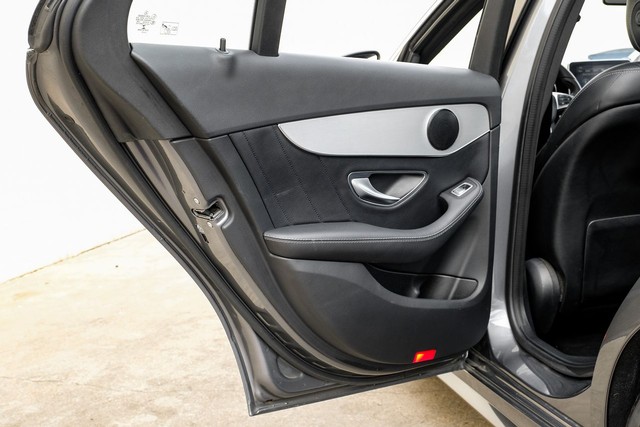 Mercedes-Benz C 300 Vehicle Full-screen Gallery Image 41
