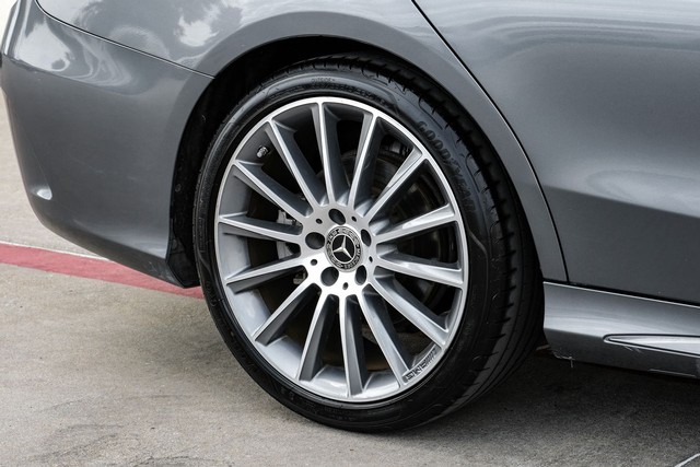Mercedes-Benz C 300 Vehicle Full-screen Gallery Image 46