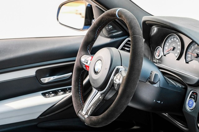 BMW M3 Vehicle Full-screen Gallery Image 12