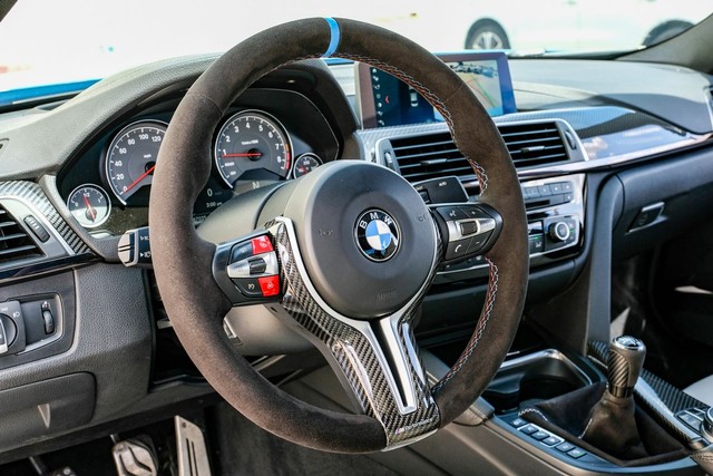 BMW M3 Vehicle Full-screen Gallery Image 14