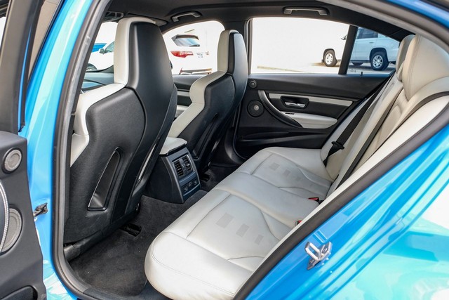 BMW M3 Vehicle Full-screen Gallery Image 32