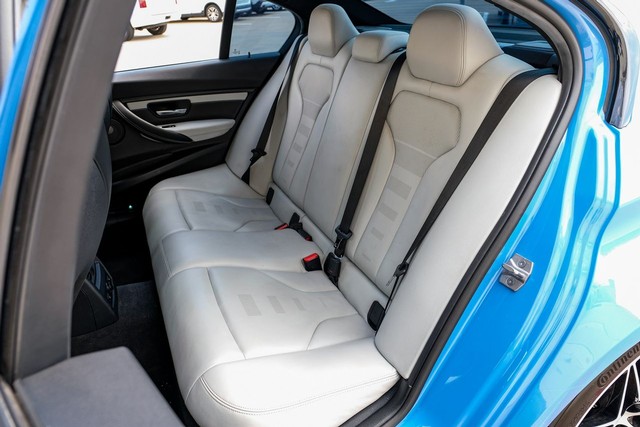 BMW M3 Vehicle Full-screen Gallery Image 33