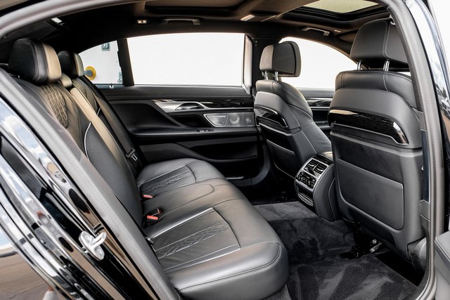 BMW 7 Series Vehicle Full-screen Gallery Image 32
