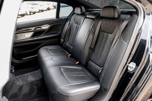 BMW 7 Series Vehicle Full-screen Gallery Image 34