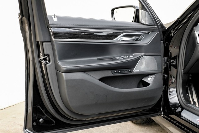 BMW 7 Series Vehicle Full-screen Gallery Image 37