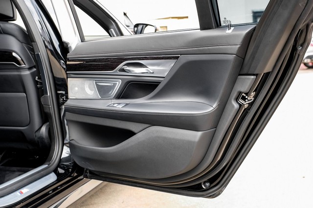 BMW 7 Series Vehicle Full-screen Gallery Image 41