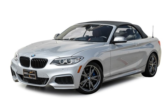 BMW M240i xDrive Vehicle Full-screen Gallery Image 04
