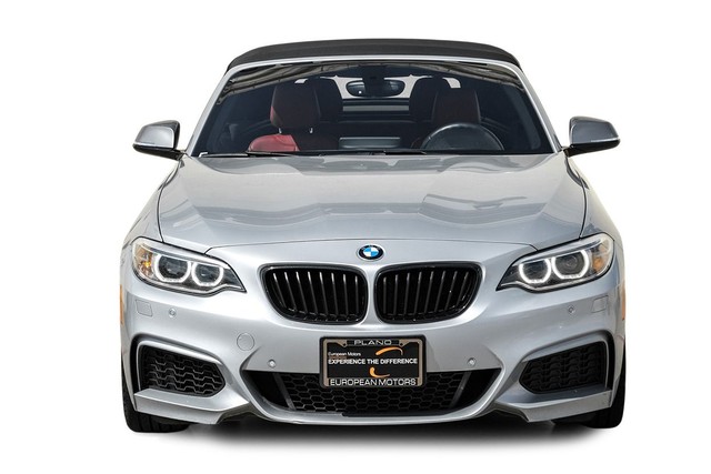 BMW M240i xDrive Vehicle Full-screen Gallery Image 05