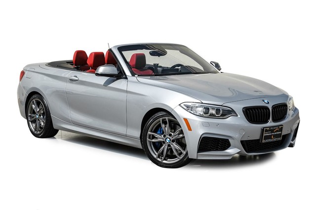 BMW M240i xDrive Vehicle Full-screen Gallery Image 06