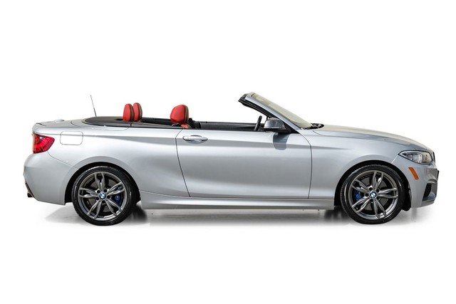 BMW M240i xDrive Vehicle Full-screen Gallery Image 07