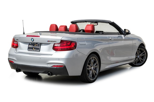 BMW M240i xDrive Vehicle Full-screen Gallery Image 08