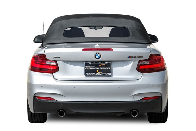 BMW M240i xDrive Vehicle Full-screen Gallery Image 09