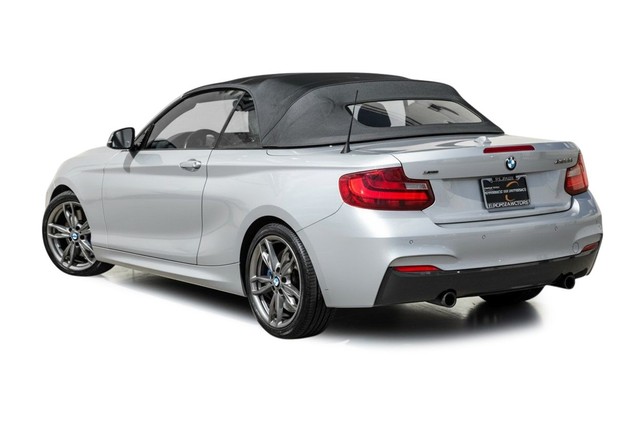 BMW M240i xDrive Vehicle Full-screen Gallery Image 10
