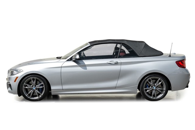 BMW M240i xDrive Vehicle Full-screen Gallery Image 11