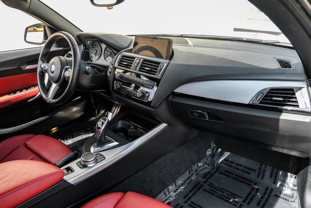 BMW M240i xDrive Vehicle Full-screen Gallery Image 12
