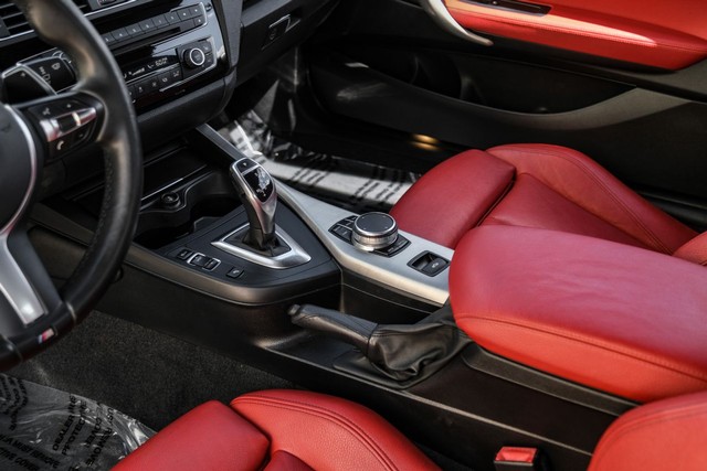 BMW M240i xDrive Vehicle Full-screen Gallery Image 23