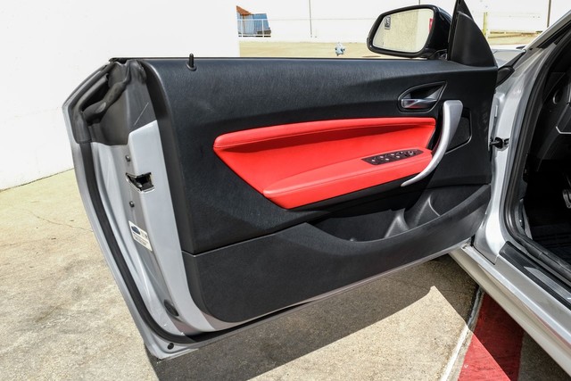 BMW M240i xDrive Vehicle Full-screen Gallery Image 36