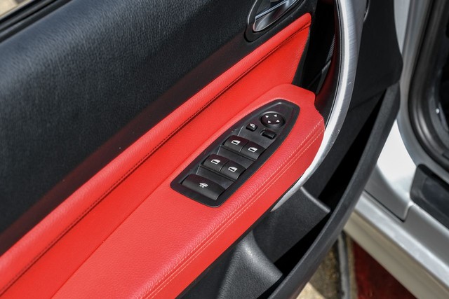 BMW M240i xDrive Vehicle Full-screen Gallery Image 37