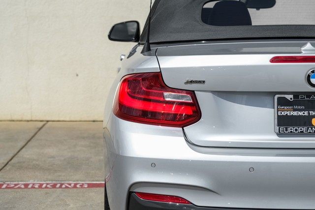 BMW M240i xDrive Vehicle Full-screen Gallery Image 40