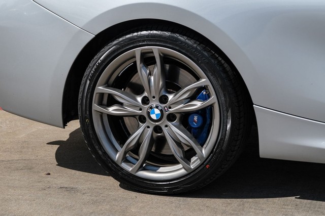 BMW M240i xDrive Vehicle Full-screen Gallery Image 43
