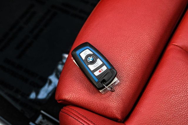 BMW M240i xDrive Vehicle Full-screen Gallery Image 47