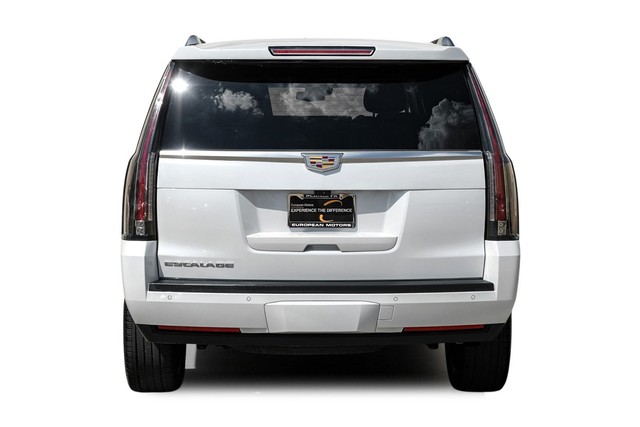 Cadillac Escalade Vehicle Full-screen Gallery Image 09