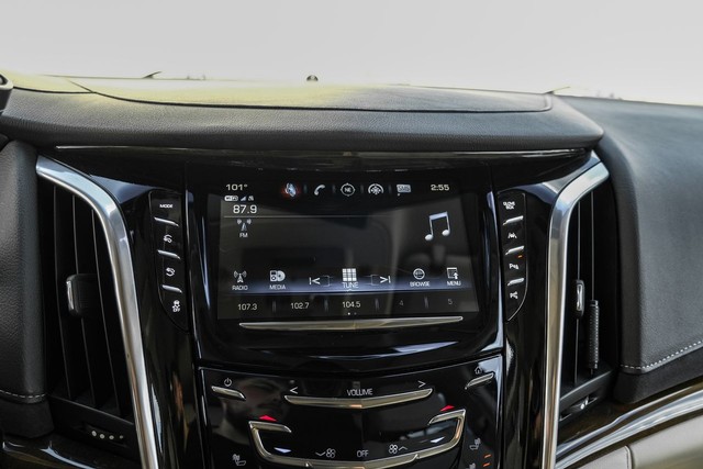 Cadillac Escalade Vehicle Full-screen Gallery Image 26