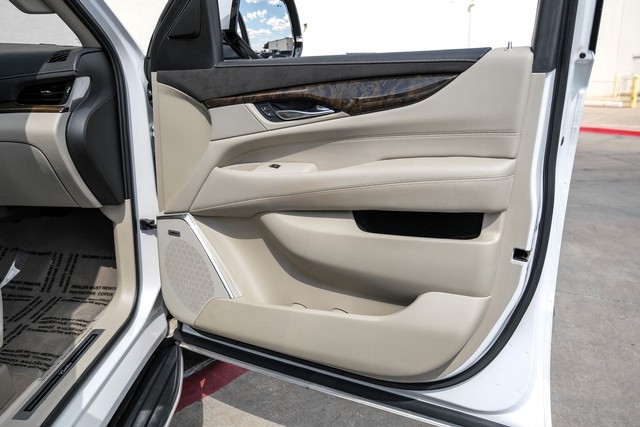 Cadillac Escalade Vehicle Full-screen Gallery Image 40