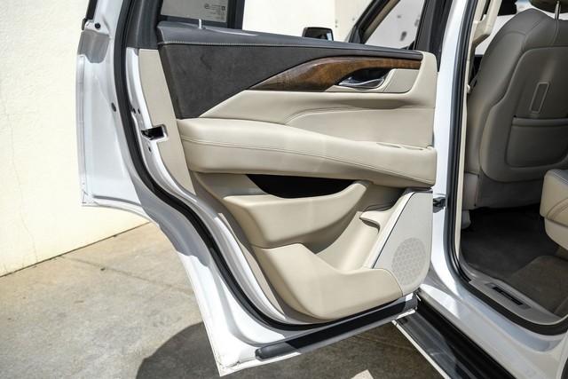 Cadillac Escalade Vehicle Full-screen Gallery Image 41