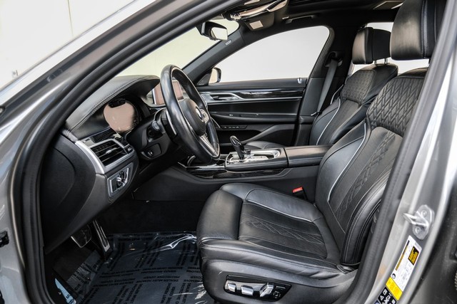 BMW 750i xDrive Vehicle Full-screen Gallery Image 03