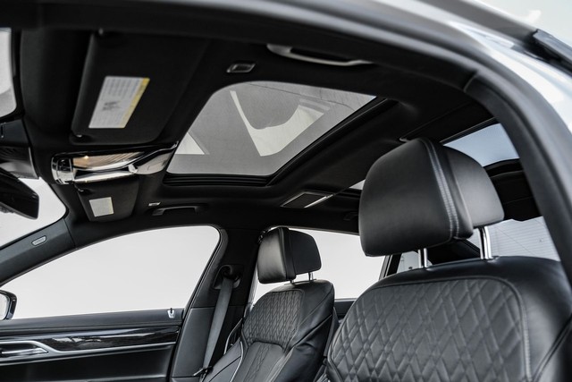 BMW 750i xDrive Vehicle Full-screen Gallery Image 04