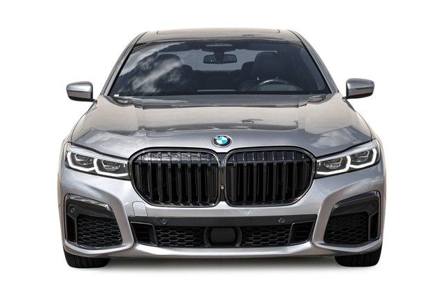 BMW 750i xDrive Vehicle Full-screen Gallery Image 05