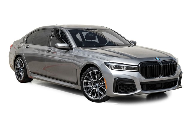 BMW 750i xDrive Vehicle Full-screen Gallery Image 06
