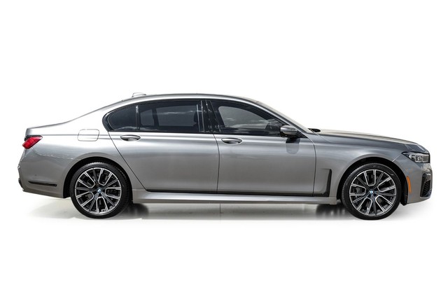 BMW 750i xDrive Vehicle Full-screen Gallery Image 07
