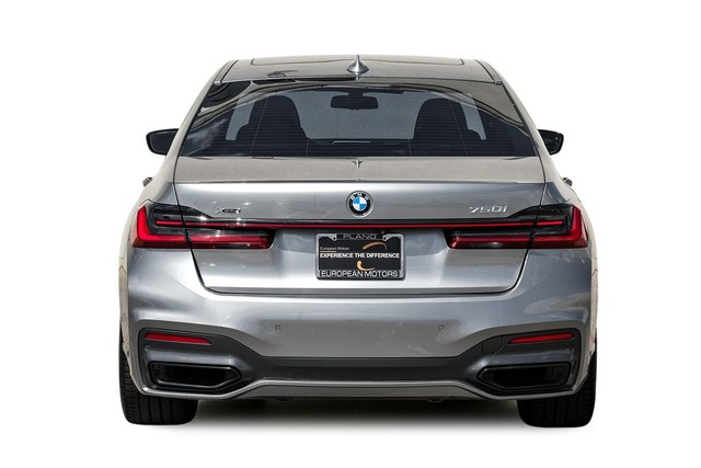 BMW 750i xDrive Vehicle Full-screen Gallery Image 09