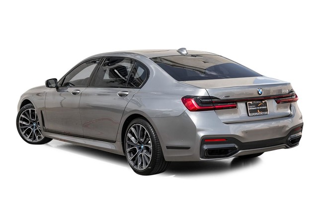 BMW 750i xDrive Vehicle Full-screen Gallery Image 10