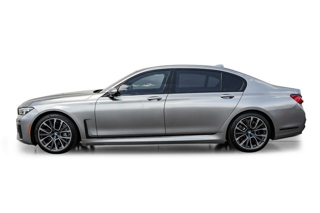 BMW 750i xDrive Vehicle Full-screen Gallery Image 11