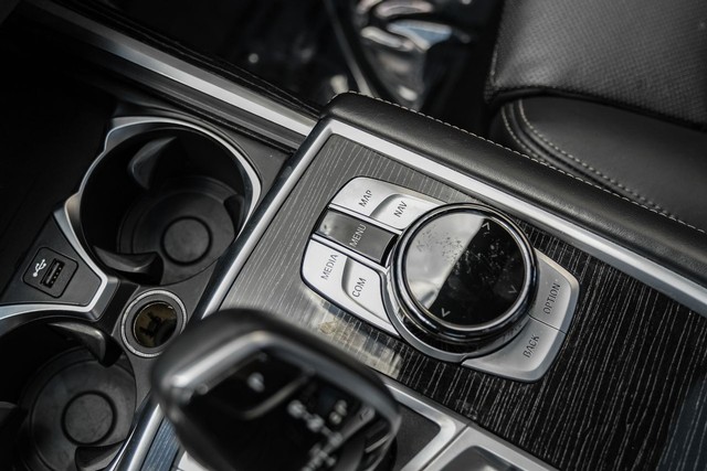 BMW 750i xDrive Vehicle Full-screen Gallery Image 25