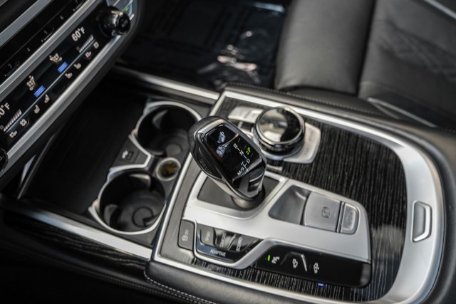 BMW 750i xDrive Vehicle Full-screen Gallery Image 26